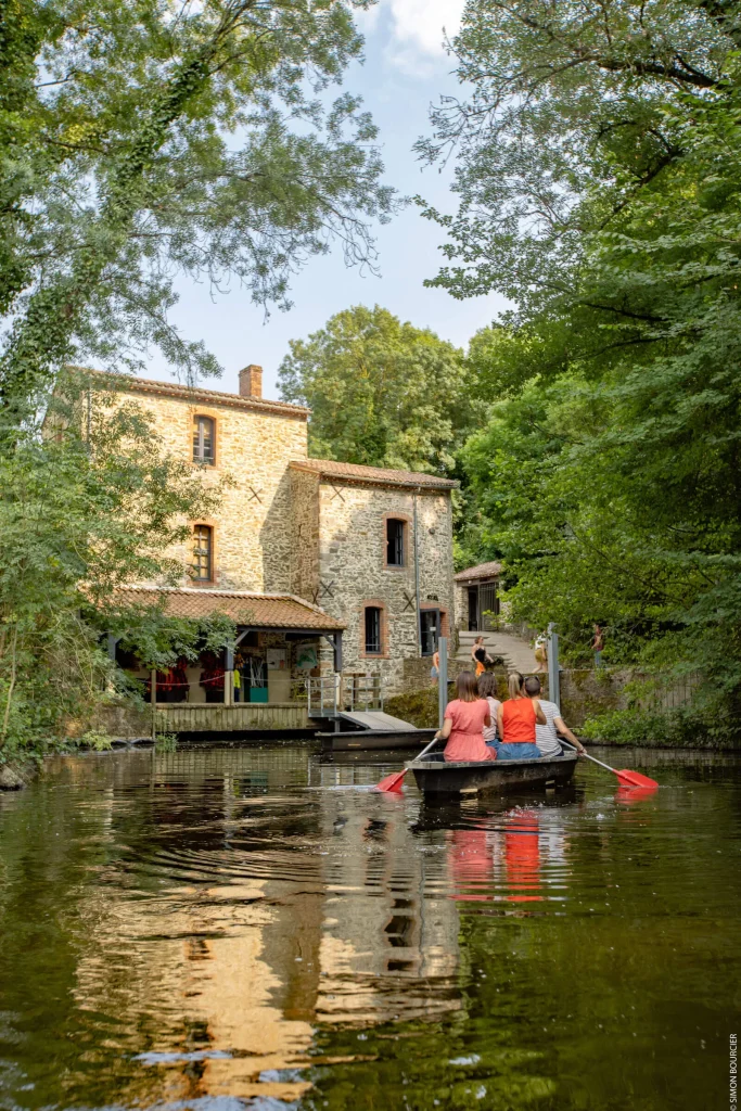 La Maison de la Rivière à Montaigu Vendée : ses balades en barque, ses expositions photos, la visite du moulin. Un lieu idéal pour les familles.