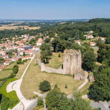 Vista aérea del castillo de Pouzauges, una pequeña ciudad con carácter, en las alturas de Vendée