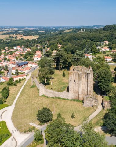 Vue aérienne du Château de Pouzauges, Petite Cité de Caractère, sur les hauteurs de la Vendée