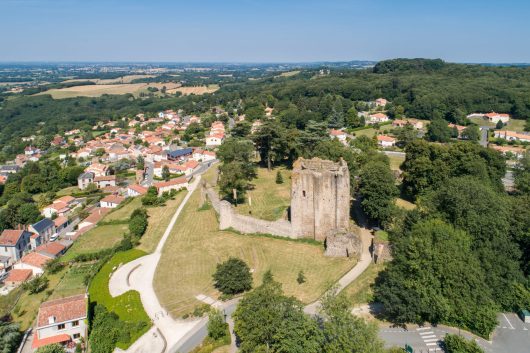 Vista aérea del castillo de Pouzauges, una pequeña ciudad con carácter, en las alturas de Vendée