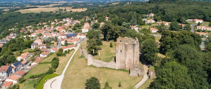 Vista aérea del castillo de Pouzauges, una pequeña ciudad con carácter, en las alturas de Vendée