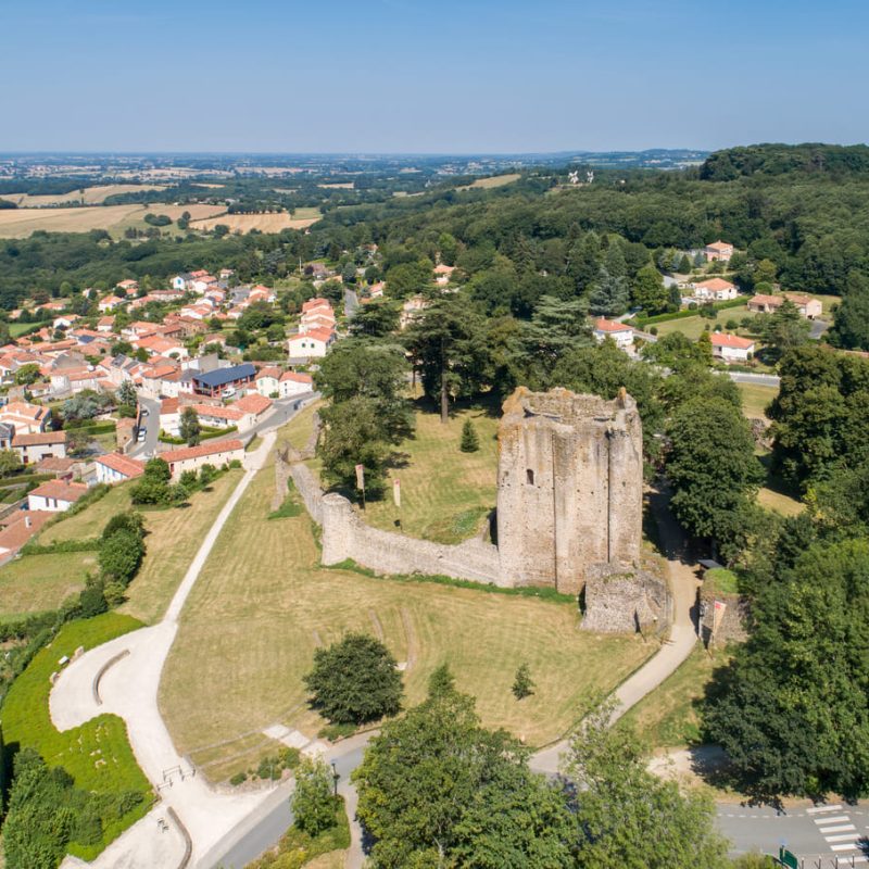 Vue aérienne du Château de Pouzauges, Petite Cité de Caractère, sur les hauteurs de la Vendée