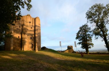 Le château de Pouzauges au coucher de soleil, Petite cité de caractère en Vendée