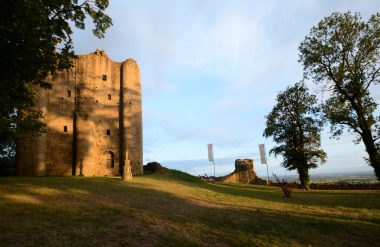 Castillo de Pouzauges al atardecer, pequeña ciudad con carácter en Vendée