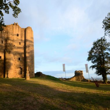 Castillo de Pouzauges al atardecer, pequeña ciudad con carácter en Vendée