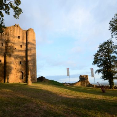 Le château de Pouzauges au coucher de soleil, Petite cité de caractère en Vendée