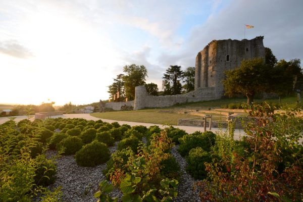 L'esplanade du Château de Pouzauges et la vue sur le bocage en Vendée