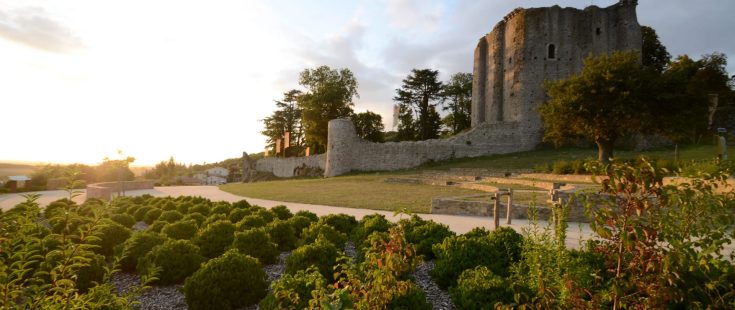 La explanada del castillo de Pouzauges y la vista del bocage en Vendée