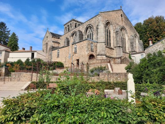 Iglesia de Saint Jacques, en el corazón de Pouzauges, pequeña ciudad con carácter en Vendée