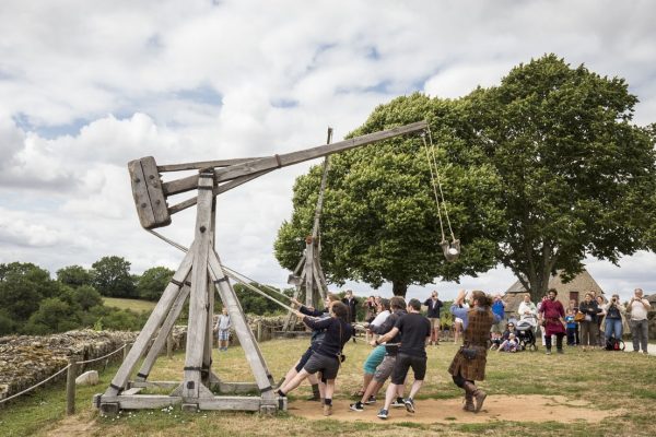 Espectáculo de máquinas de guerra en el castillo de Tiffauges en Vendée Bocage