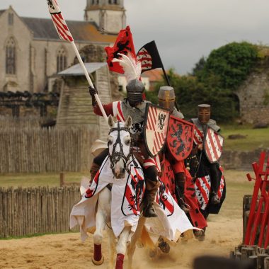 Espectáculo de caballeros en el castillo de Tiffauges en Vendée Bocage