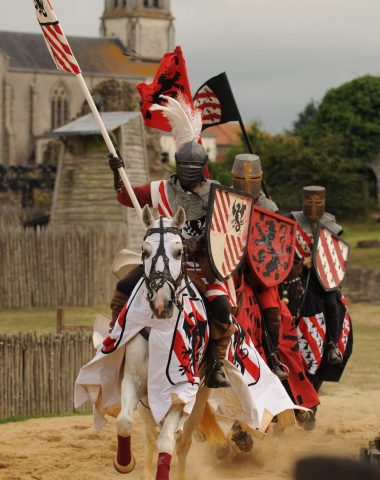 Espectáculo de caballeros en el castillo de Tiffauges en Vendée Bocage