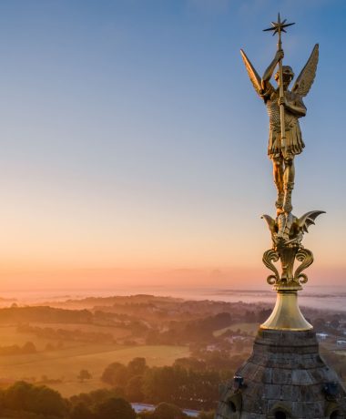 El Arcángel San Miguel desde el campanario de la Iglesia de Saint Michel Mont Mercure en Sèvremont