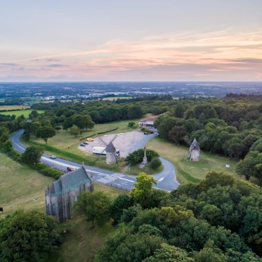 El Mont des Alouettes en Les Herbiers en Vendée, con sus molinos y su capilla.