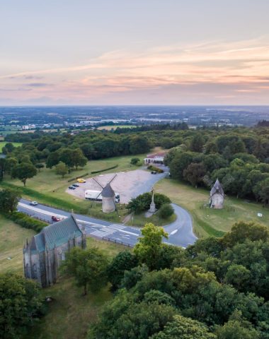 El Mont des Alouettes en Les Herbiers en Vendée, con sus molinos y su capilla.