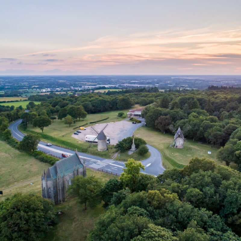 Le Mont des Alouettes aux Herbiers en Vendée, avec ses moulins et sa chapelle.