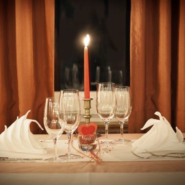 La Saint Valentin en Vendée Bocage : menus dans les restaurants et idées séjours en amoureux.