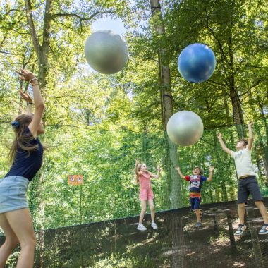 Les animations et jeux pour enfants (trampofilet : trampoline dans les arbres) au Château des Essarts en Vendée Bocage