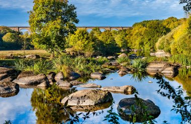 El Sèvre Nantaise y el Pont de Barbin en Mortagne-sur-Sèvre en Vendée