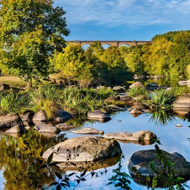 El Sèvre Nantaise y el Pont de Barbin en Mortagne-sur-Sèvre en Vendée