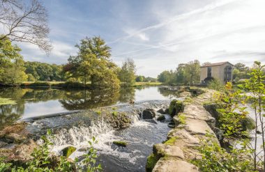 El valle de La Roche en Tiffauges en Vendée Bocage, un lugar ideal para practicar senderismo.