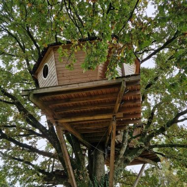 Cabane dans les arbres : Hébergement insolite en Vendée proche du Puy du Fou