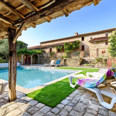 Gîte Le Moulin de la Roche in Tiffauges, with its large swimming pool and exposed stone walls, a perfect place for family holidays near Puy du Fou in Vendée
