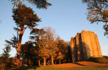 El Château de Pouzauges (pequeña ciudad con carácter) al atardecer en otoño en Vendée