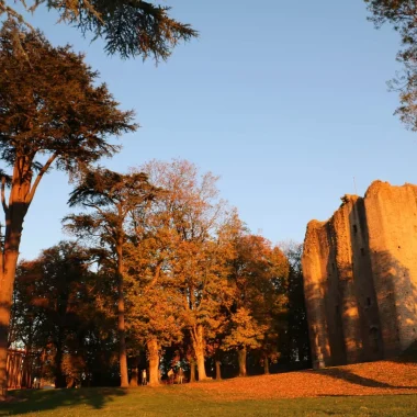 Le Château de Pouzauges (Petite Cité de Caractère) au coucher de soleil à l'automne en Vendée